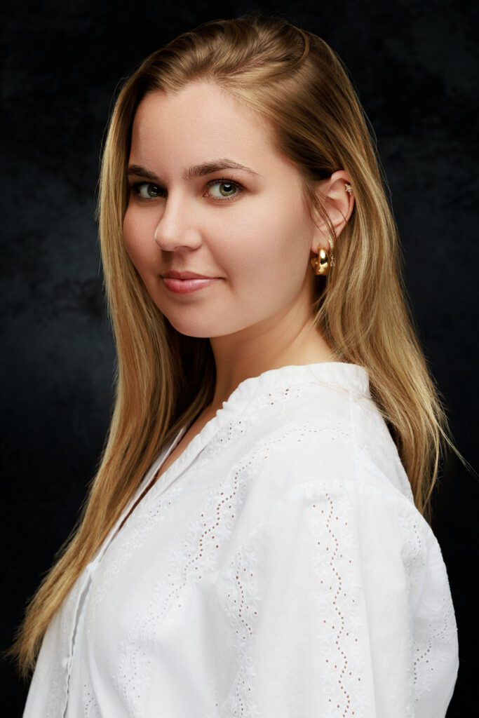 Portrait studio solo jeune femme avec plusieurs tenues lors d’une séance photo en studio en Normandie, dans l'Eure et Seine Maritime, réalisé par Sylvain Deschamps Photographie.