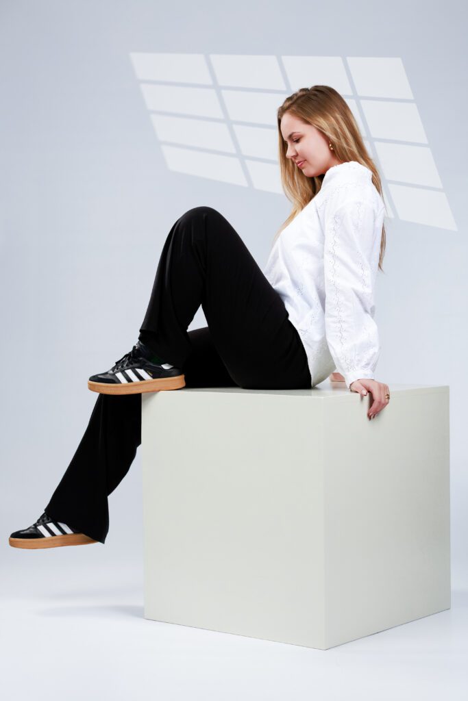 Portrait studio solo jeune femme avec plusieurs tenues lors d’une séance photo en studio en Normandie, dans l'Eure et Seine Maritime, réalisé par Sylvain Deschamps Photographie.
