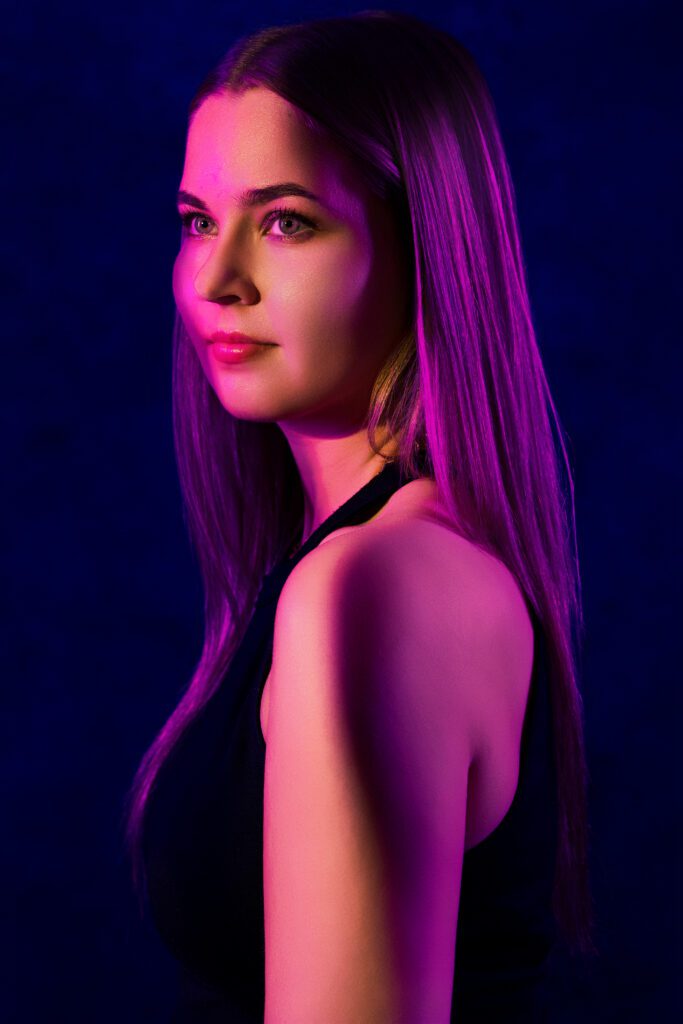 Portrait studio solo jeune femme avec plusieurs tenues lors d’une séance photo en studio en Normandie, dans l'Eure et Seine Maritime, réalisé par Sylvain Deschamps Photographie.