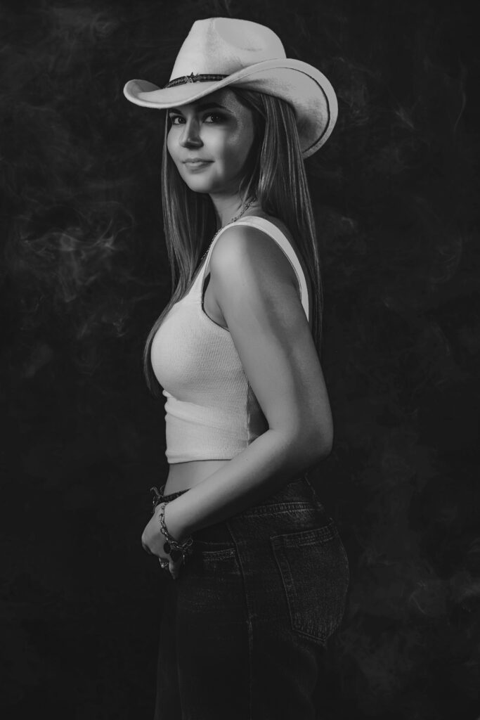 Portrait studio solo jeune femme avec plusieurs tenues lors d’une séance photo en studio en Normandie, dans l'Eure et Seine Maritime, réalisé par Sylvain Deschamps Photographie.