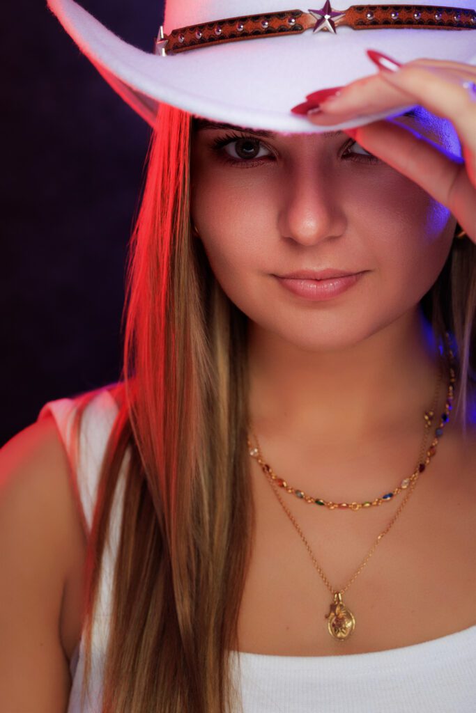 Portrait studio solo jeune femme avec plusieurs tenues lors d’une séance photo en studio en Normandie, dans l'Eure et Seine Maritime, réalisé par Sylvain Deschamps Photographie.