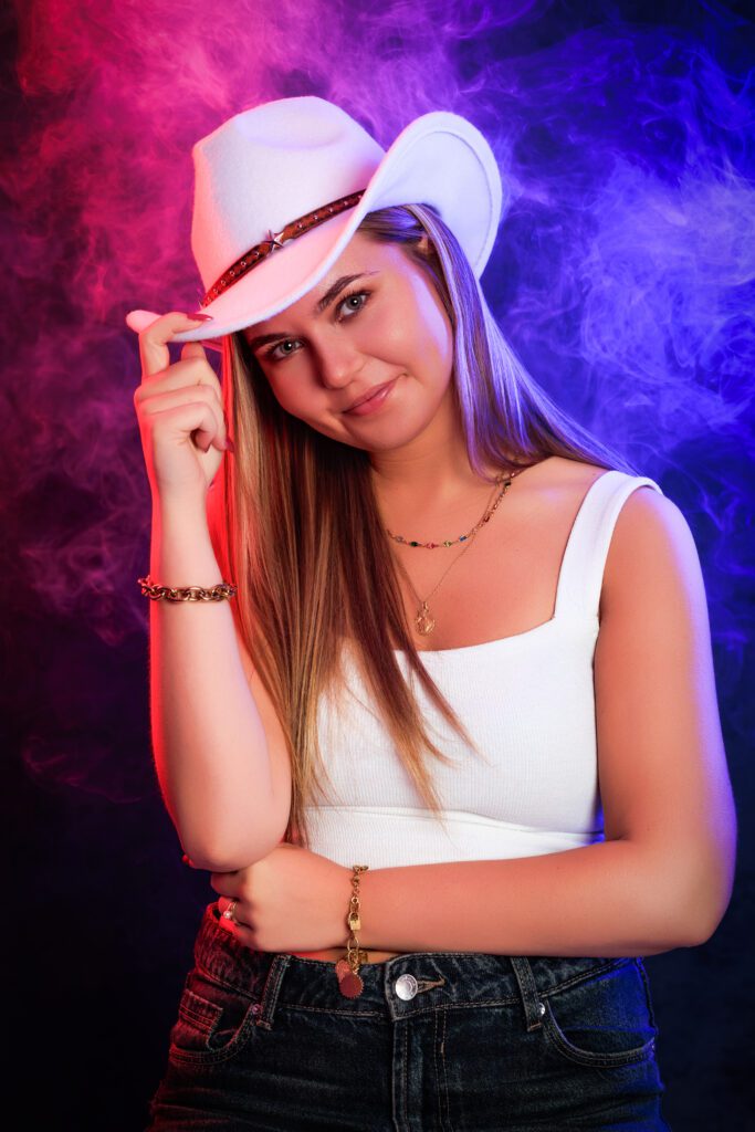 Portrait studio solo jeune femme avec plusieurs tenues lors d’une séance photo en studio en Normandie, dans l'Eure et Seine Maritime, réalisé par Sylvain Deschamps Photographie.