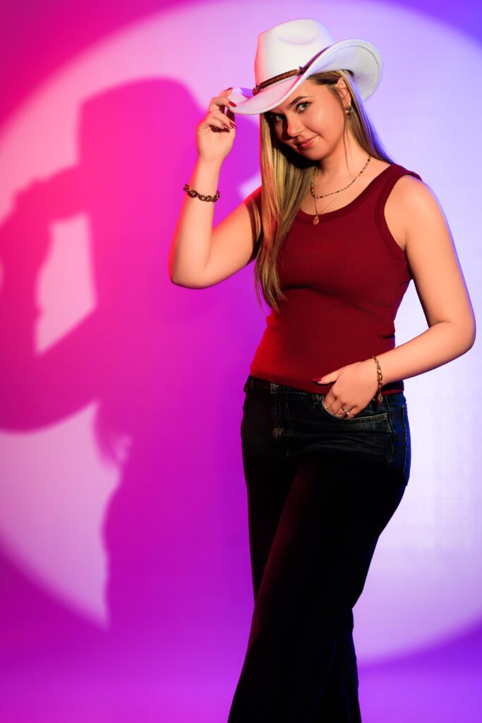 Portrait studio solo jeune femme avec plusieurs tenues lors d’une séance photo en studio en Normandie, dans l'Eure et Seine Maritime, réalisé par Sylvain Deschamps Photographie.