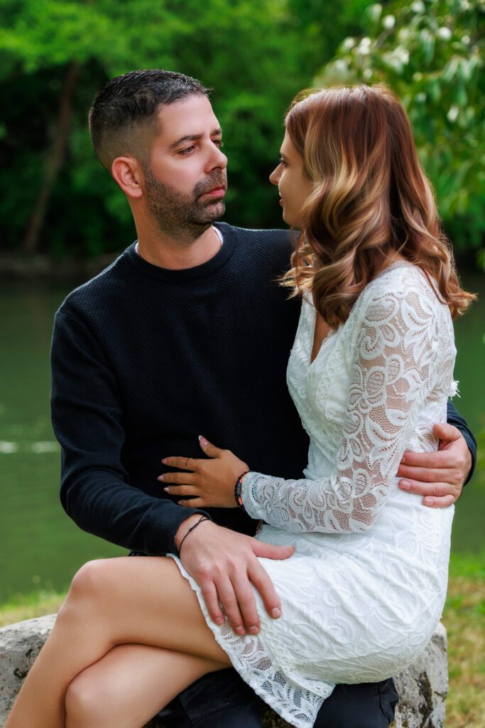 Portrait romantique d’un couple lors d’une séance photo en extérieur en Normandie, dans l'Eure, réalisé par Sylvain Deschamps Photographie.