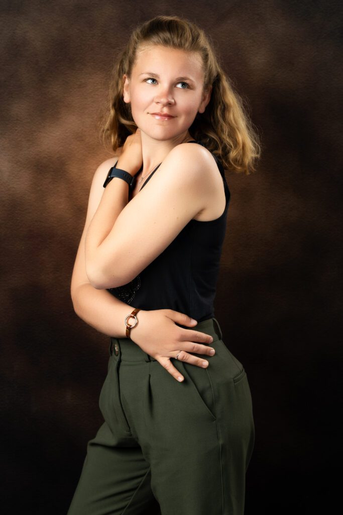 Portrait studio solo jeune femme avec plusieurs tenues lors d’une séance photo en studio en Normandie, dans l'Eure et Seine Maritime, réalisé par Sylvain Deschamps Photographie.