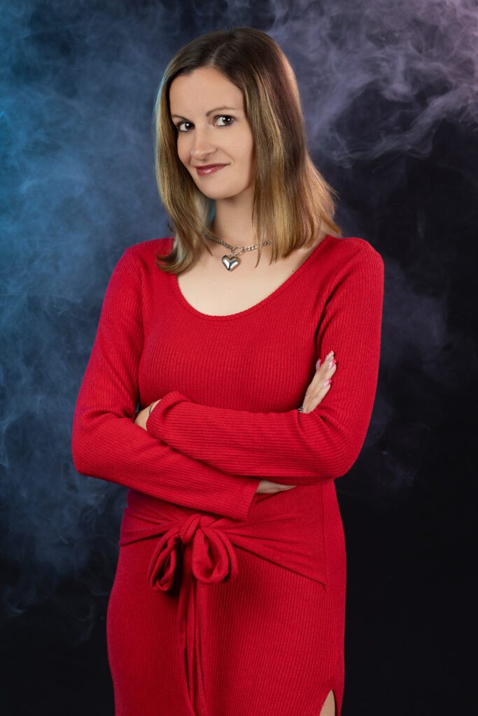 Portrait studio solo jeune femme avec plusieurs tenues lors d’une séance photo en studio en Normandie, dans l'Eure et Seine Maritime, réalisé par Sylvain Deschamps Photographie.