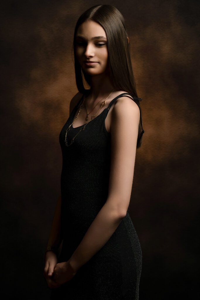 Portrait studio solo jeune femme avec plusieurs tenues lors d’une séance photo en studio en Normandie, dans l'Eure et Seine Maritime, réalisé par Sylvain Deschamps Photographie.