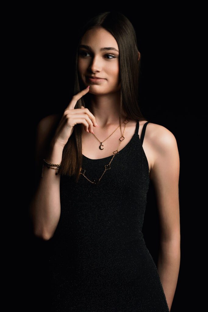 Portrait studio solo jeune femme avec plusieurs tenues lors d’une séance photo en studio en Normandie, dans l'Eure et Seine Maritime, réalisé par Sylvain Deschamps Photographie.
