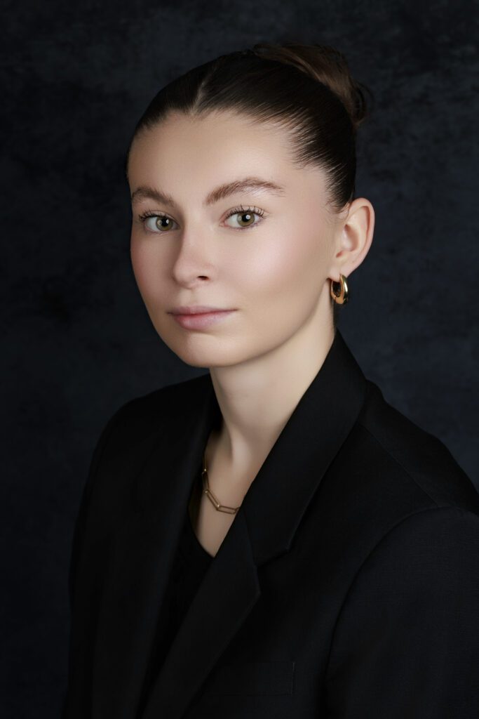 Portrait studio entreprise solo jeune femme avec plusieurs tenues lors d’une séance photo en studio en Normandie, dans l'Eure et Seine Maritime, réalisé par Sylvain Deschamps Photographie.