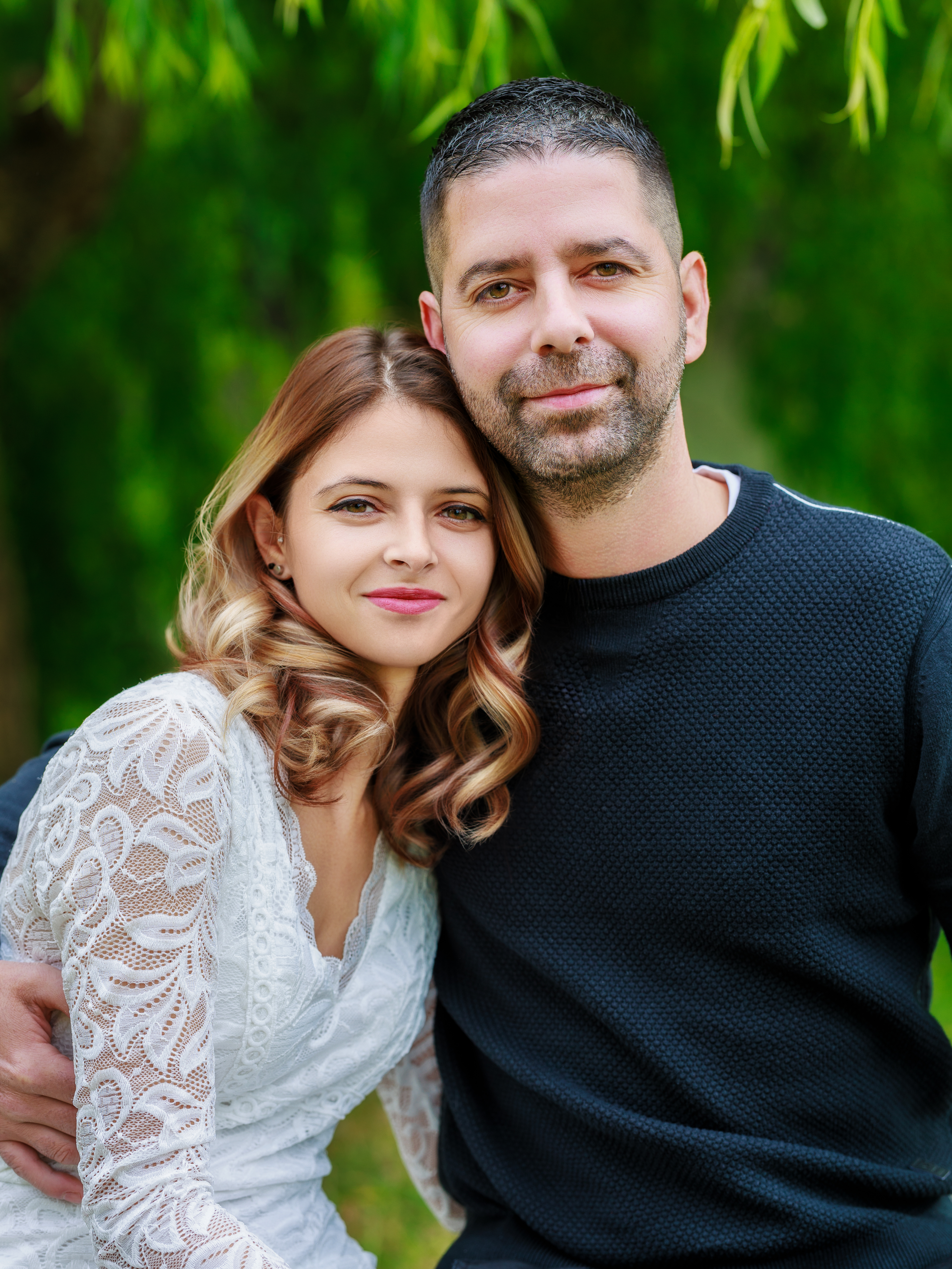Portrait romantique d’un couple lors d’une séance photo en extérieur en Normandie, dans l'Eure, réalisé par Sylvain Deschamps Photographie.