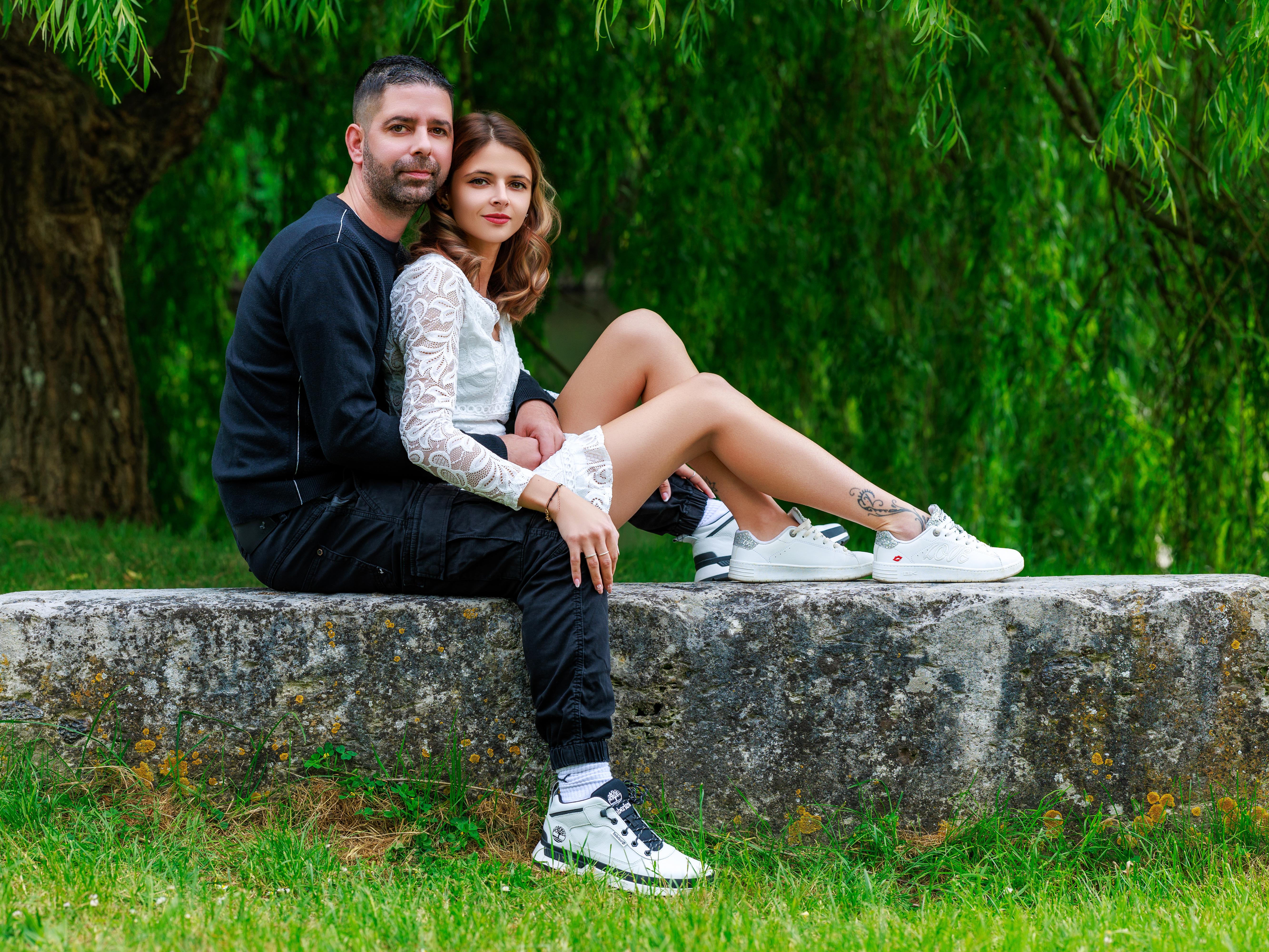 Portrait romantique d’un couple lors d’une séance photo en extérieur en Normandie, dans l'Eure, réalisé par Sylvain Deschamps Photographie.