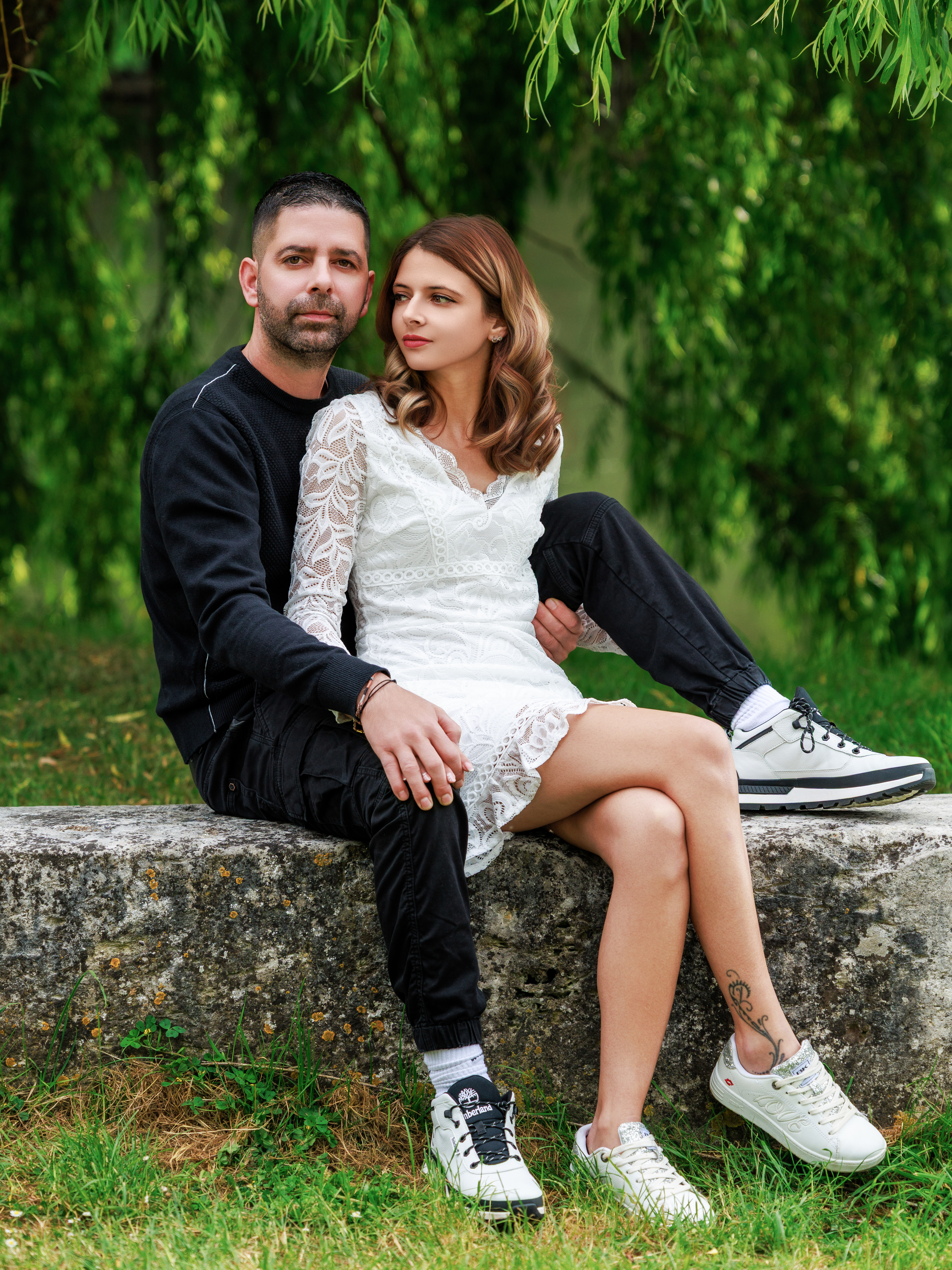 Portrait romantique d’un couple lors d’une séance photo en extérieur en Normandie, dans l'Eure, réalisé par Sylvain Deschamps Photographie.
