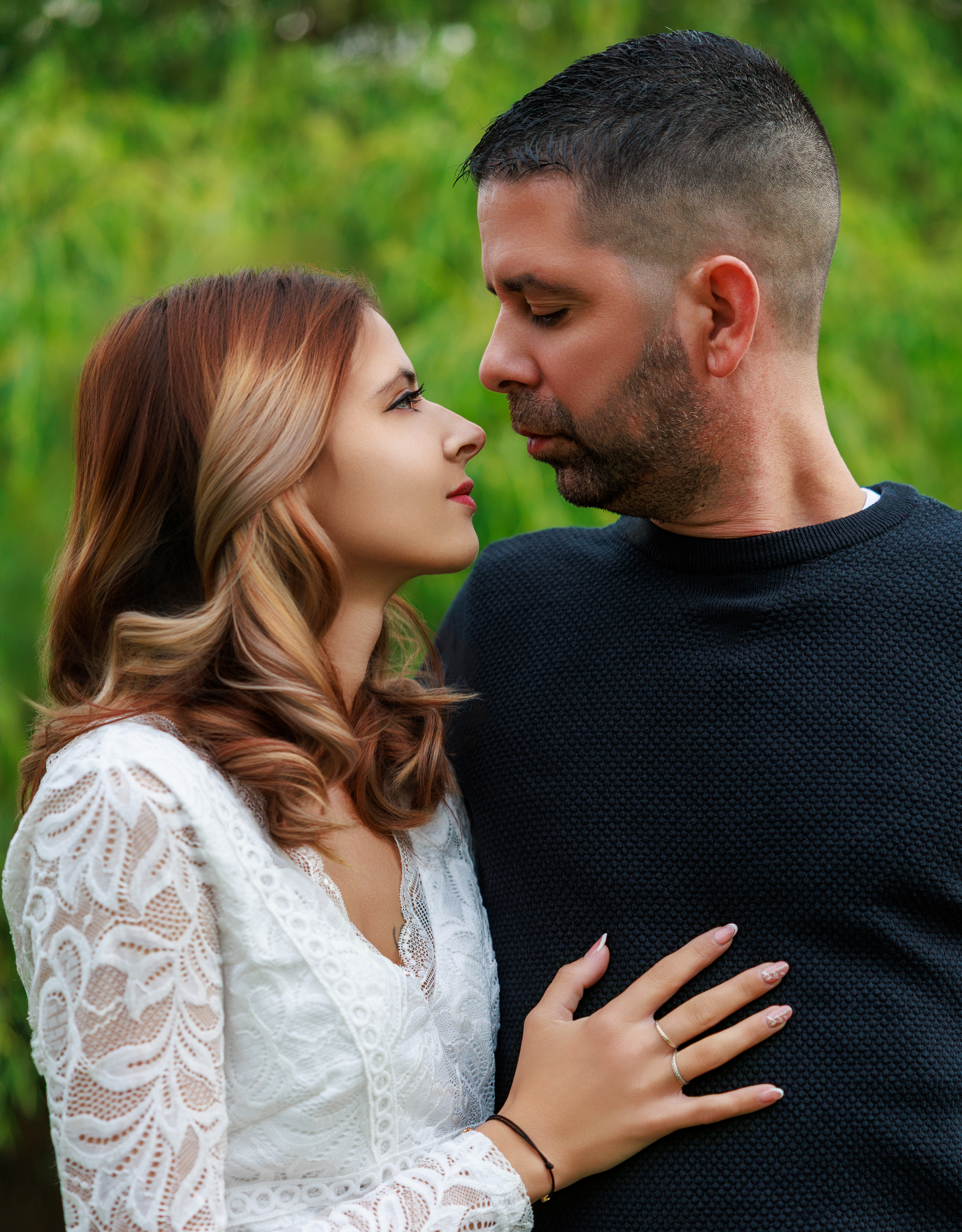 Portrait romantique d’un couple lors d’une séance photo en extérieur en Normandie, dans l'Eure, réalisé par Sylvain Deschamps Photographie.